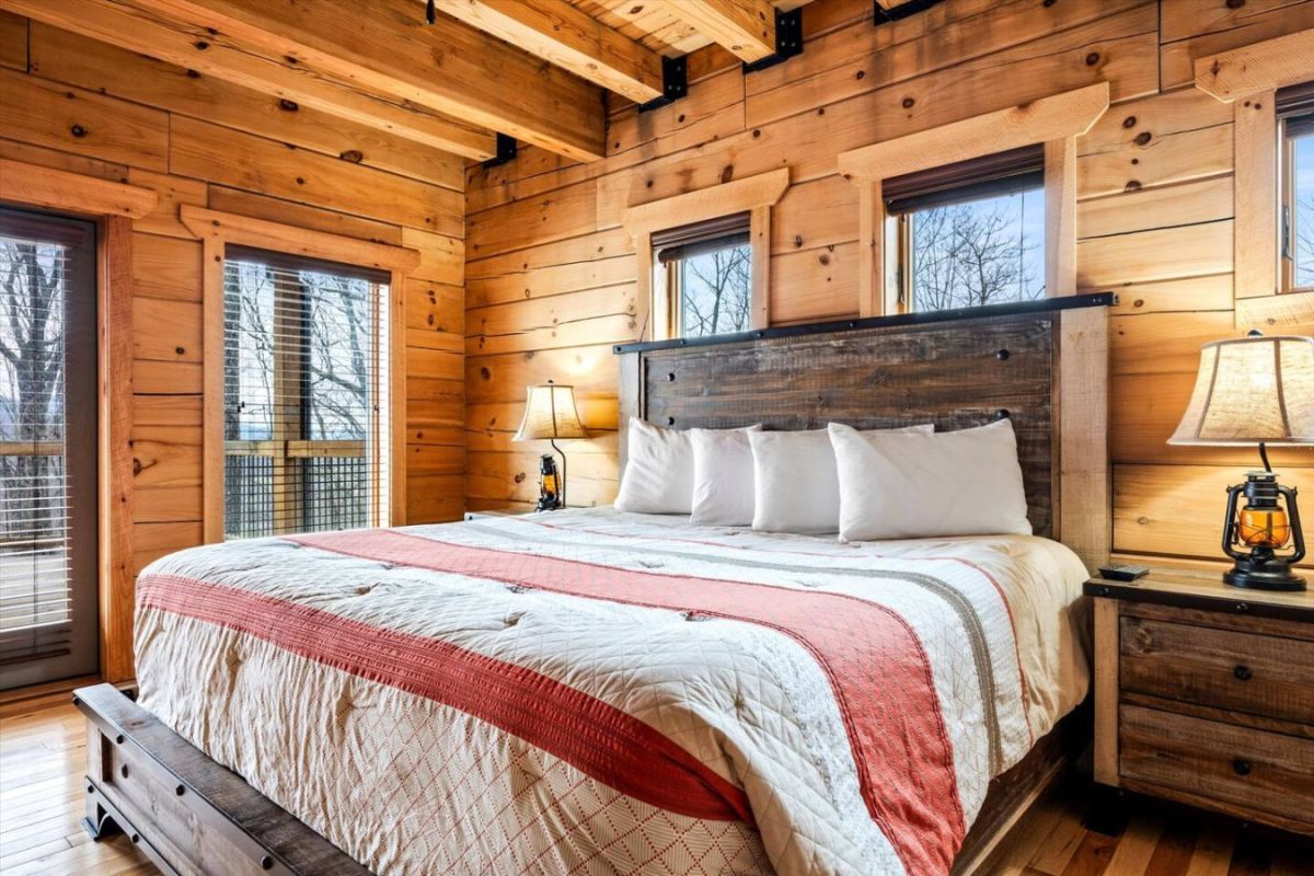 Cozy private bedroom in a Smoky Mountain cabin